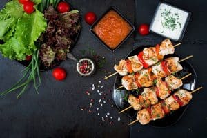 Lire la suite à propos de l’article Souvlaki: Chicken Skewers the Greek Way